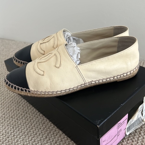 ***SOLD***Chanel lamb skin espadrilles - Picture 4 of 7